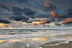 Texel Island Sunset Imprime: Sunset with clouds on the beach