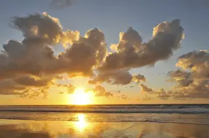 Spanish Coast Scenery Imprime: Sunset and cloudy sky with reflection on the Atlantic
