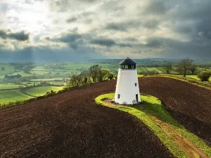 British Countryside Drone Image Imprime: Sunset of Devon Windmill over Fields and Farms from a drone