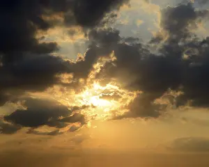 Dramatic Sunset Imprime: Sunset in a dramatic cloud filled sky