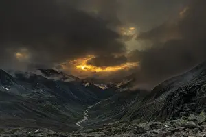 Deserted Creek Scene Imprime: Sunset with dramatic clouds over Windbachtal