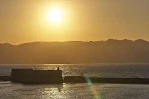 Impresiones de Puesta de sol, luz del atardecer, iluminación por detrás, fortaleza marítima veneciana, Koules, Morosini, montañas, cielo de bronce, puerto, Heraklion capital ciudad isla de Creta Grecia Heraklion Imprime: Puesta de sol, luz del atardecer, iluminación por detrás.