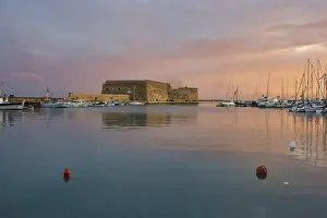 Impresiones de Puesta de sol, luz del atardecer, iluminación trasera, fortaleza marítima veneciana, Koules, Morosini, montañas, cielo de bronce, puerto deportivo , Heraklion , capital , isla de Creta , Grecia Heraklion Imprime: Puesta de sol, luz del atardecer, iluminación por detrás.
