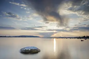 Sunset Over Lake Constance Imprime: Sunset over a lake, dramatic clouds form in the sky