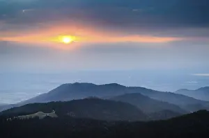Evening Sun In Europe Imprime: Sunset between layers of clouds