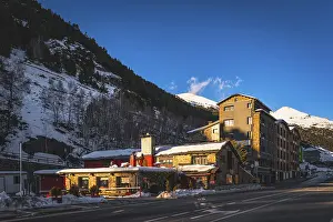 Impresiones de La luz del atardecer ilumina bares, restaurantes y edificios residenciales en El Tarter y Soldeu. Vacaciones de invierno de esquí en Andorra, Montañas Pirineos Andorra Imprime: La luz del atardecer iluminando barras.