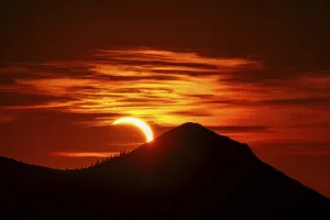 Mountainous Evening Sky Imprime: Sunset in the mountains during a partial solar eclipse