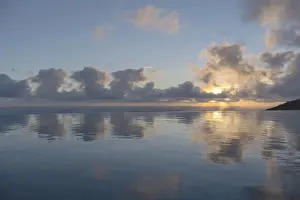Sunset In Southern Europe Imprime: Sunset reflected in an infinity pool