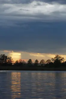 Northern German Water Scenery Imprime: Sunset over the river with dramatic clouds