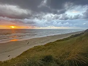 Dramatic Coastal Scene Imprime: Sunset over the sea under a dramatic
