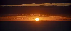 Atmospheric Sunset Europe Imprime: Sunset over the sea, with dramatic clouds