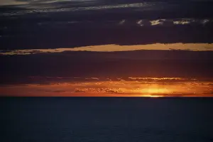 Deserted Beach Mallorca Imprime: Sunset over the sea, with dramatic clouds
