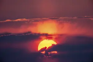 Deserted Sunset Imprime: Sunset, sun behind clouds