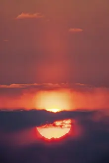 Mellow Lightning Effect Imprime: Sunset, sun behind clouds