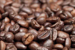 Close Up Coffee Beans Imprime: Surface with roasted coffee beans close up