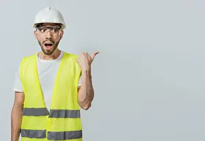 Firme Imprime: Ingeniero sorprendido apuntando al lado.