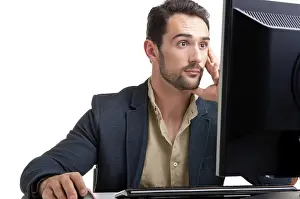 Self Confident Man Imprime: Surprised man looking at a computer screen