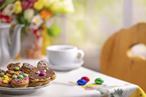 Easter Table Decorations Imprime: Table with Easter biscuits, coffee and Easter decorations