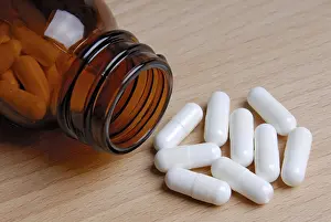 Healthcare System Treatment Imprime: Tablets lying in front of a bottle