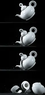 Black Background Photography Imprime: Tea-Pot falling and exploding on Black Background