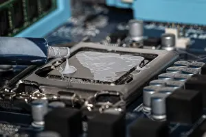 Electronic Components Imprime: Thermal paste is applied to a processor