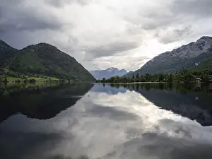 Stormy Atmosphere In Europe Imprime: Thunderclouds are reflected in the lake