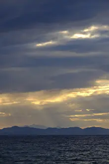 Backlit Cloud Photography Imprime: Thunderclouds at sunset on the beach