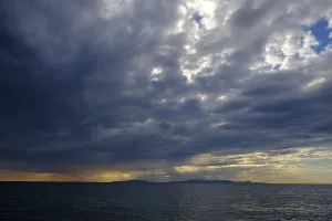 Tuscany Sunset Imprime: Thunderclouds at sunset on the beach
