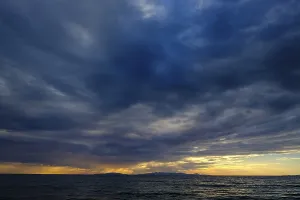 Cloudy Atmosphere Images Imprime: Thunderclouds at sunset on the beach