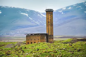 Ancient Turkish Architecture Imprime: Tower structure with mountains background