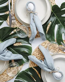 Easter Food Photography Imprime: Tropical Easter Tablesetting. Top view of table setting for Christian Easter with bunny eggs decorated monstera leaves