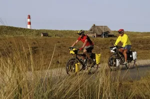 European Lighthouse Photography Imprime: Cyclists in front of the Ostellenbogen Lighthouse