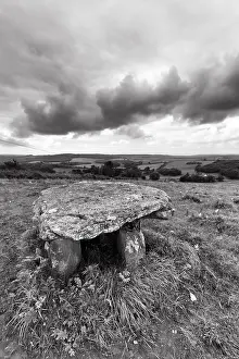 Ireland Dolmen Imprime: Unknown dolmen in a meadow, dramatic cloudy sky