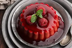 Raspberry Dessert Imprime: Vanilla pudding with raspberry and raspberry sauce