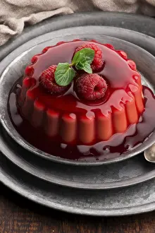 Sweet Desserts Imprime: Vanilla pudding with raspberry and raspberry sauce