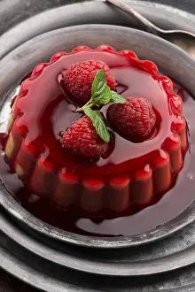 Vanilla Dessert Imprime: Vanilla pudding with raspberry and raspberry sauce