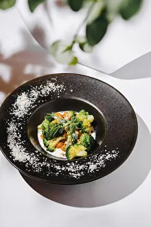 Colorful Vegetables Imprime: A vibrant dish featuring broccoli
