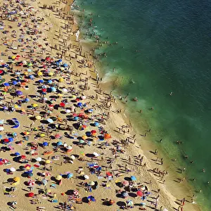 Atlantic Coast Scenery Imprime: View from above of anonymous crowd