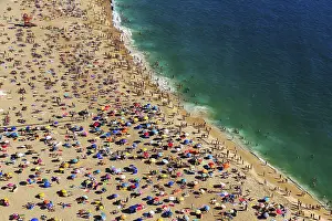 Colourful Parasols Imprime: View from above of anonymous crowd