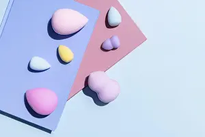 Pastel Color Background Imprime: Top view of an array of multicolored makeup sponges