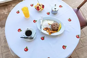 Breakfast Table Imprime: Top view of a breakfast served on the table