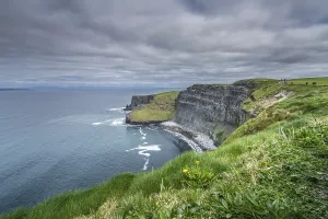 Cliffs Of Moher Ireland Imprime: View over Cliffs of Moher on a overcast