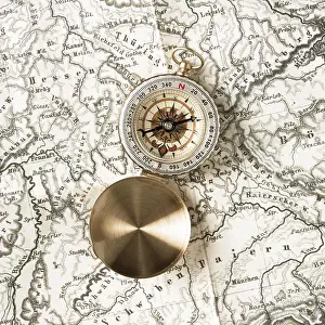 Cardinal Direction Compass Imprime: Top view compass top world map