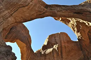 Blue Sky Desert Scene Imprime: A view through the Double Arch