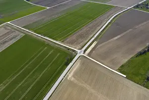 Uninhabited Country Roads Imprime: View from above of a mosaic of fields