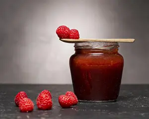 Front View Food Photography Imprime: Front view raspberry jam jar