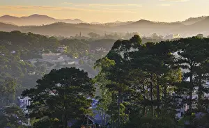 Southeast Asia Evening Atmosphere Imprime: View over the rooftops of Dalat