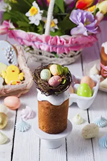 Easter Cake Imprime: Top view small Easter cake decorated with nest and tiny eggs