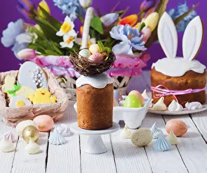 Decorative Easter Cakes Imprime: Top view small Easter cake decorated with nest and tiny eggs
