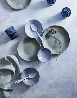 Modern Table Setting Imprime: Top view of a stylish ceramic tableware set